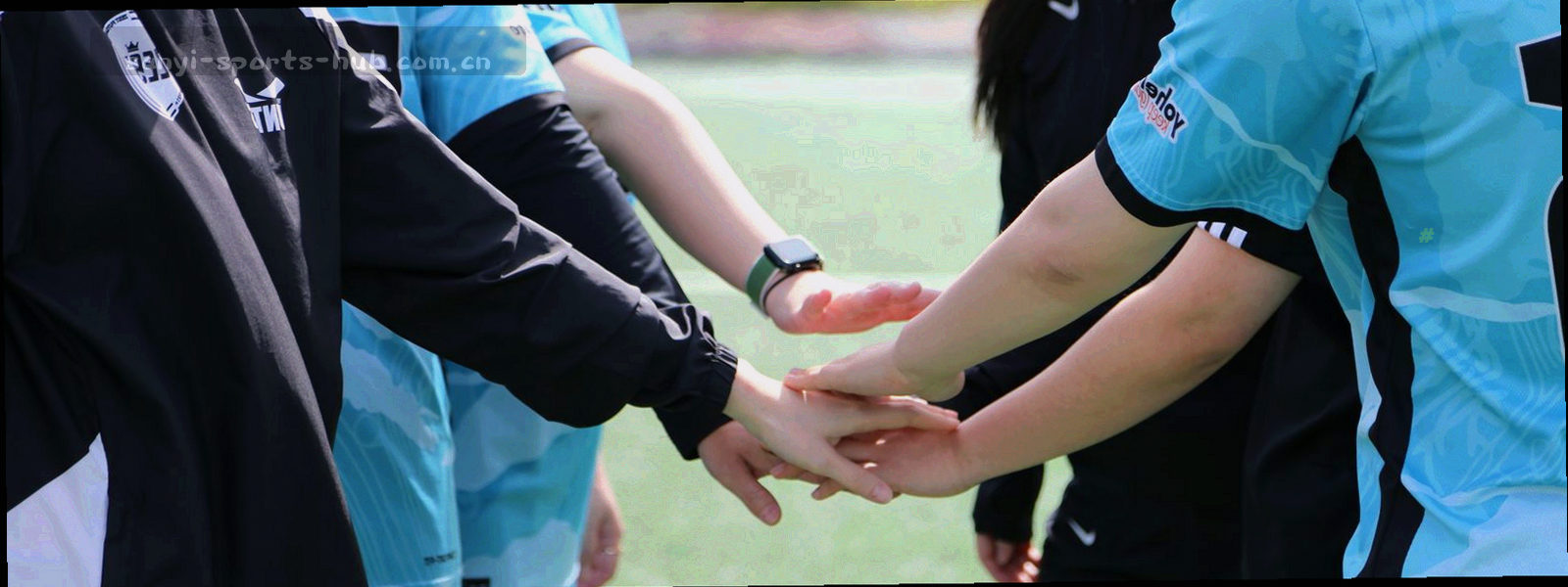 深蓝色抽象数据网格与细线纹理的长幅背景，无人物与具体场所